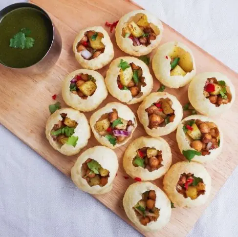 Pani puri garnis de pommes de terre, pois chiches et coriandre