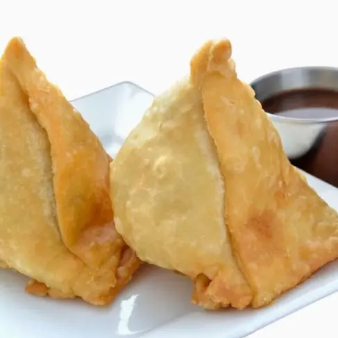 Deux samosas végétariens croustillants avec sauce tamarin