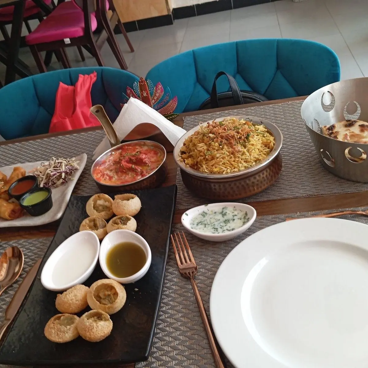 Un Hyderabadi Dum Biryani mijoté à l'étouffée, servi avec pani puri et naan tout juste sorti du tandoor.